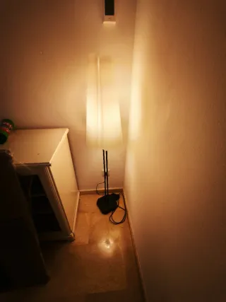 Lámpara de pie IKEA moderna. Luz cálida ambiente