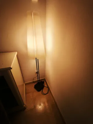 Lámpara de pie IKEA moderna. Luz cálida ambiente