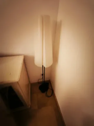 Lámpara de pie IKEA moderna. Luz cálida ambiente