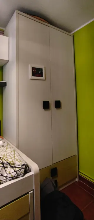 Armario juvenil blanco y verde. Buena calidad.