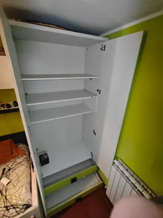 Armario juvenil blanco y verde. Buena calidad.