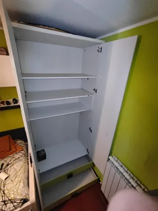 Armario juvenil blanco y verde. Buena calidad.