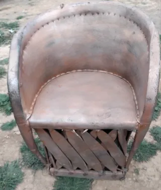 Silla de piel antigua estilo barroco