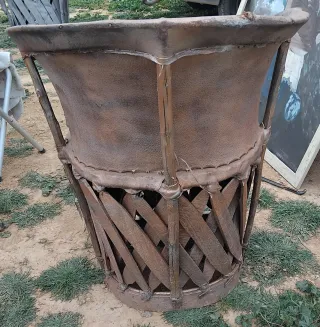 Silla de piel antigua estilo barroco