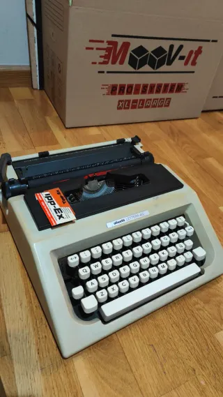 Máquina de escribir Olivetti Lettera 40