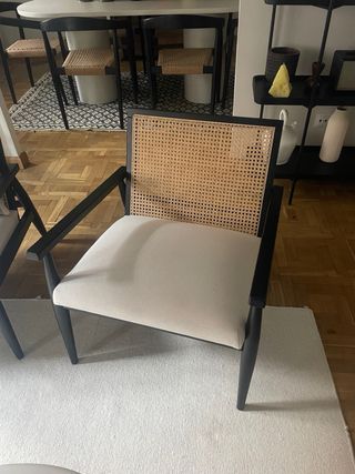 Butacas de salón negras en madera y mimbre