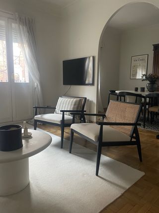 Butacas de salón negras en madera y mimbre