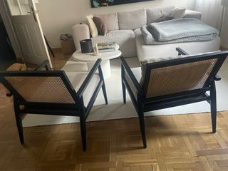 Butacas de salón negras en madera y mimbre