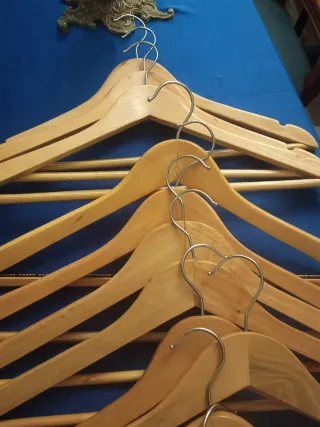 Lote de 10 perchas de madera