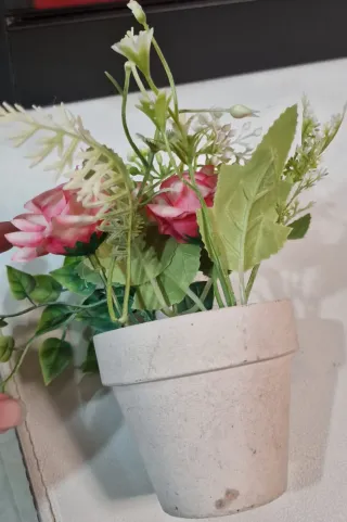 Plantas artificiales rosas con macetero