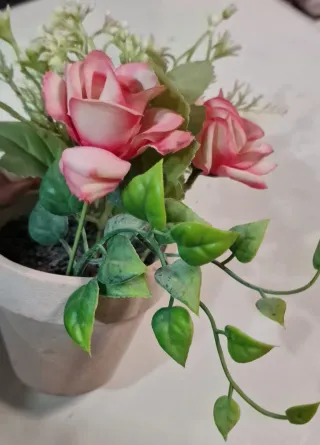 Plantas artificiales rosas con macetero
