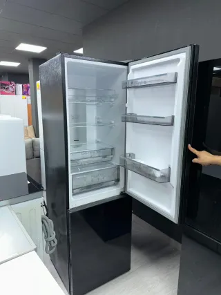 Nevera grande negra y blanca