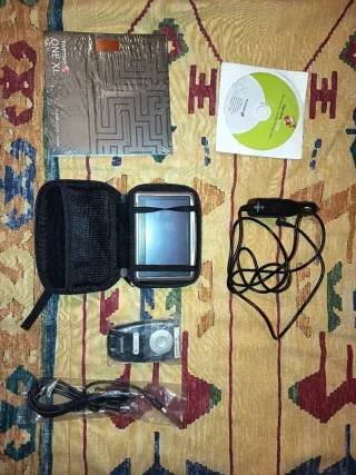 Navegador GPS TomTom ONE XL con accesorios