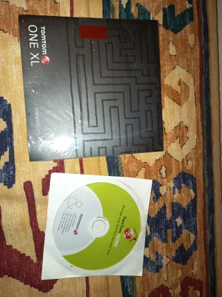 Navegador GPS TomTom ONE XL con accesorios