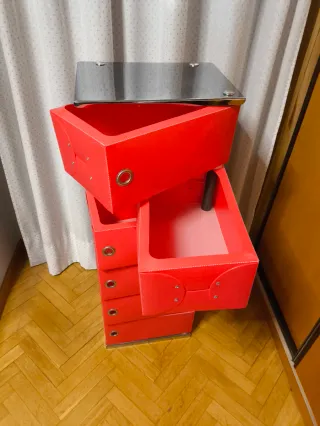 Zapatero rojo y plateado