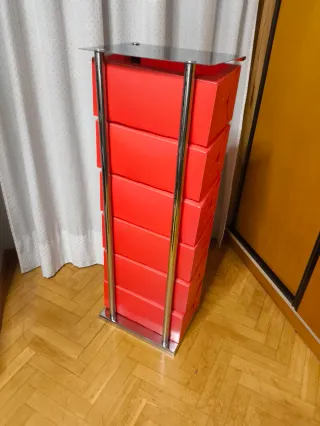 Zapatero rojo y plateado