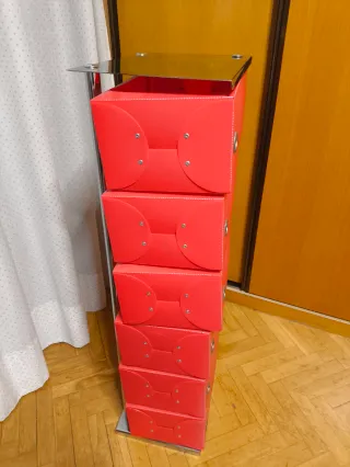 Zapatero rojo y plateado