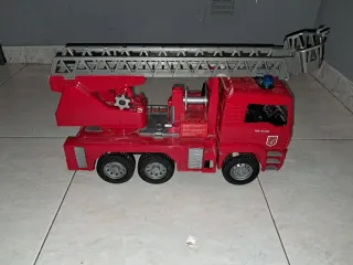 Camión de bomberos rojo con escalera