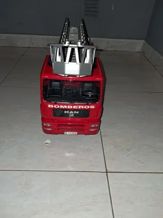 Camión de bomberos rojo con escalera