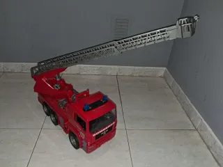 Camión de bomberos rojo con escalera