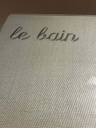 Mueble de baño con lavabo y grifo