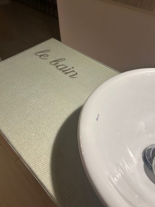 Mueble de baño con lavabo y grifo