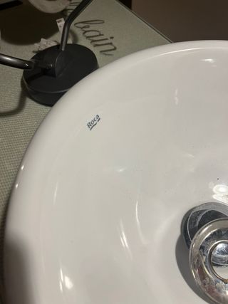 Mueble de baño con lavabo y grifo