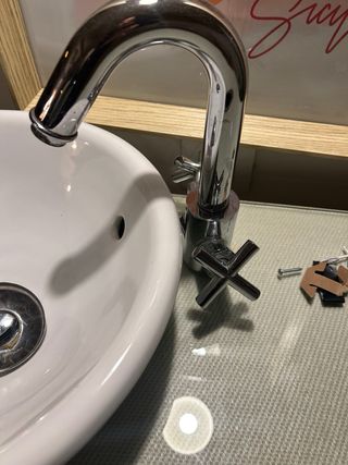 Mueble de baño con lavabo y grifo