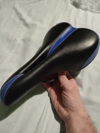 Sillín de bicicleta negro y azul