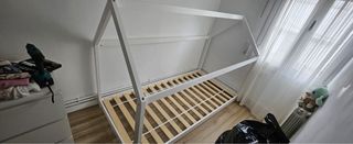 Cama infantil blanca con estructura de madera