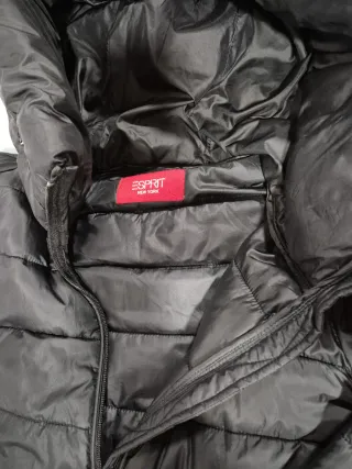 Plumífero negro con capucha