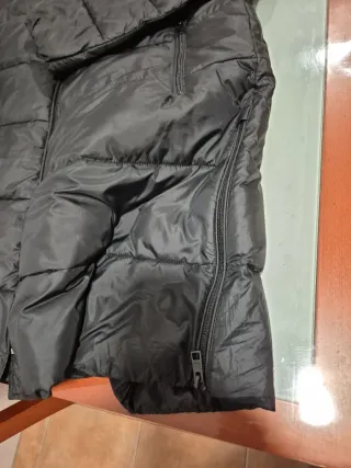 Plumífero negro con capucha