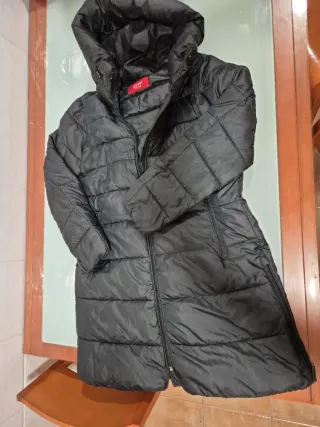 Plumífero negro con capucha