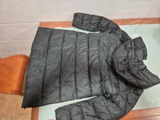 Plumífero negro con capucha