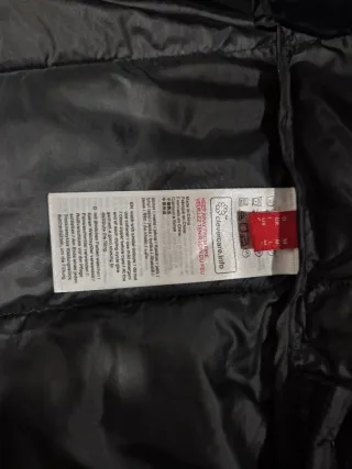 Plumífero negro con capucha