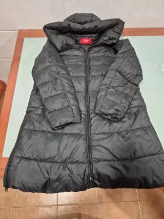 Plumífero negro con capucha