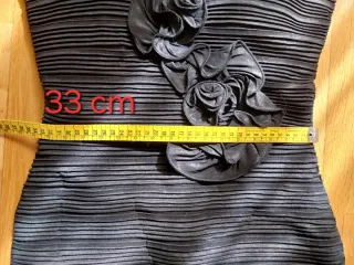 Vestido fiesta corto negro con flores.