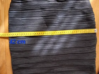 Vestido fiesta corto negro con flores.