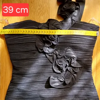 Vestido fiesta corto negro con flores.