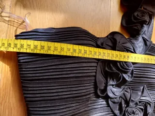 Vestido fiesta corto negro con flores.