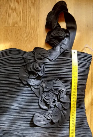 Vestido fiesta corto negro con flores.