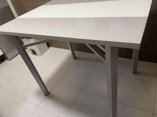 Mesa de cocina extensible gris y blanca