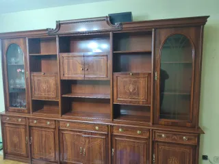 Mueble de salón de madera oscura