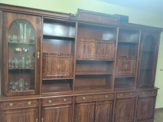 Mueble de salón de madera oscura