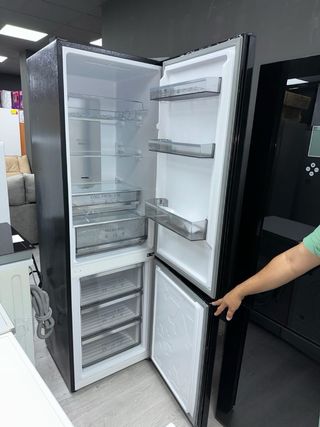 grande Nueva Nevera negra y blanca