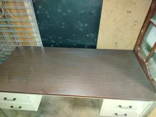 Escritorio metálico con cajones