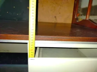 Escritorio metálico con cajones