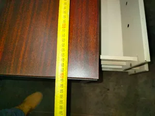 Escritorio metálico con cajones