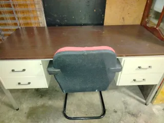 Escritorio metálico con cajones