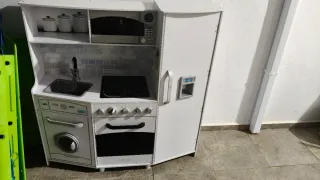 Cocinita de juguete blanca..